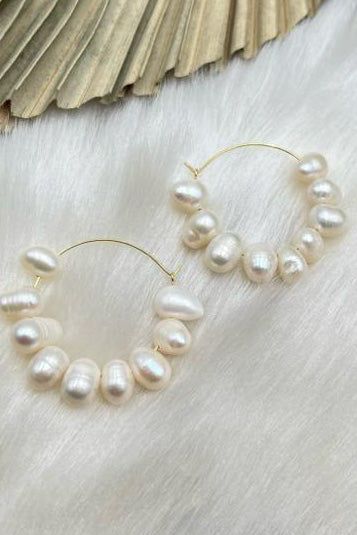 Pantallas en perlas y gold plate| Aretes en argolla de perlas cultivadas y Gold plate