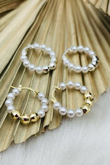 Pantallas de argollas en gold plate y perlas