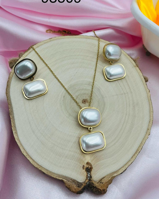 Collar  con perlas en Stainless Steel