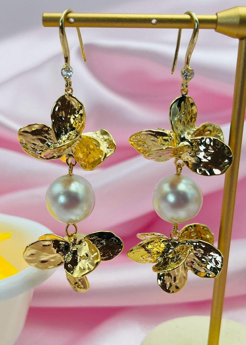 Pendiente con perlas y hojas