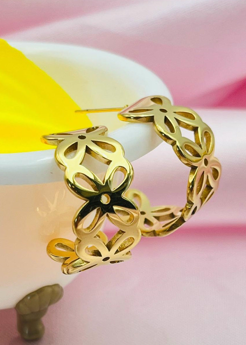 Aretes en argolla en gold plate diseño de hojas