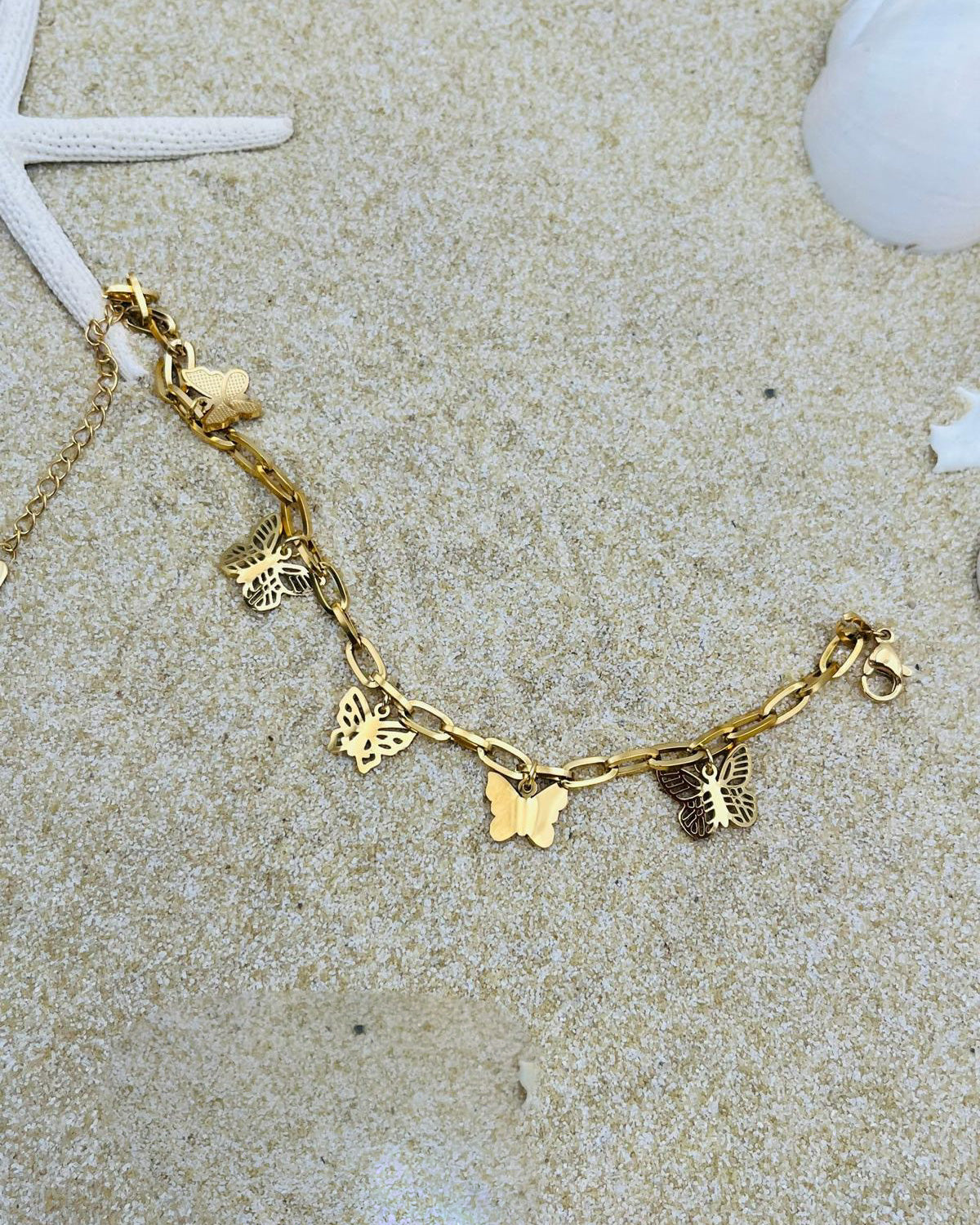 Pulsera en Gold plate con charm de mariposas