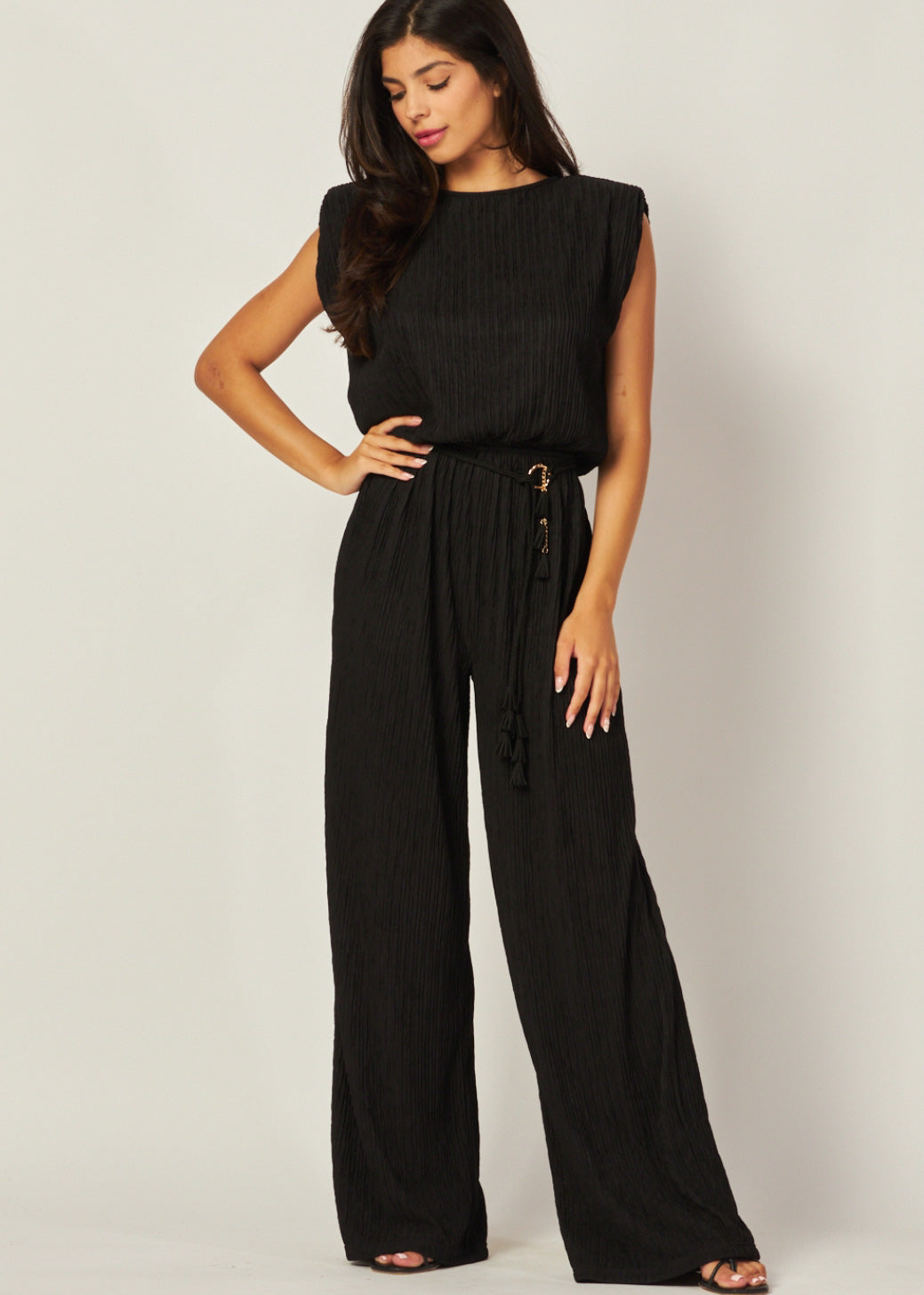 Iris Crinkled Plisse Belt Tie Jumpsuit with Shoulder Pads| Color Negro