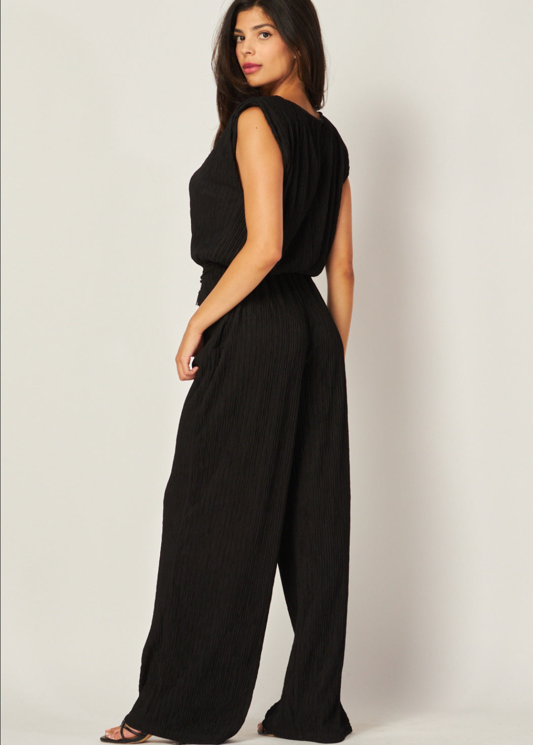 Iris Crinkled Plisse Belt Tie Jumpsuit with Shoulder Pads| Color Negro