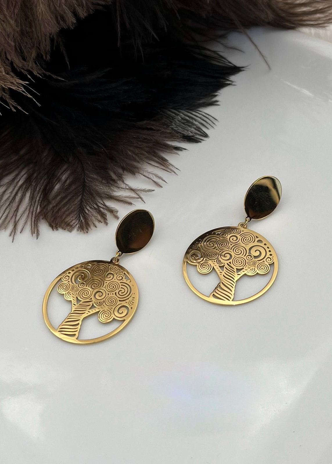 Aretes de diseño de árbol de la vida en color dorada