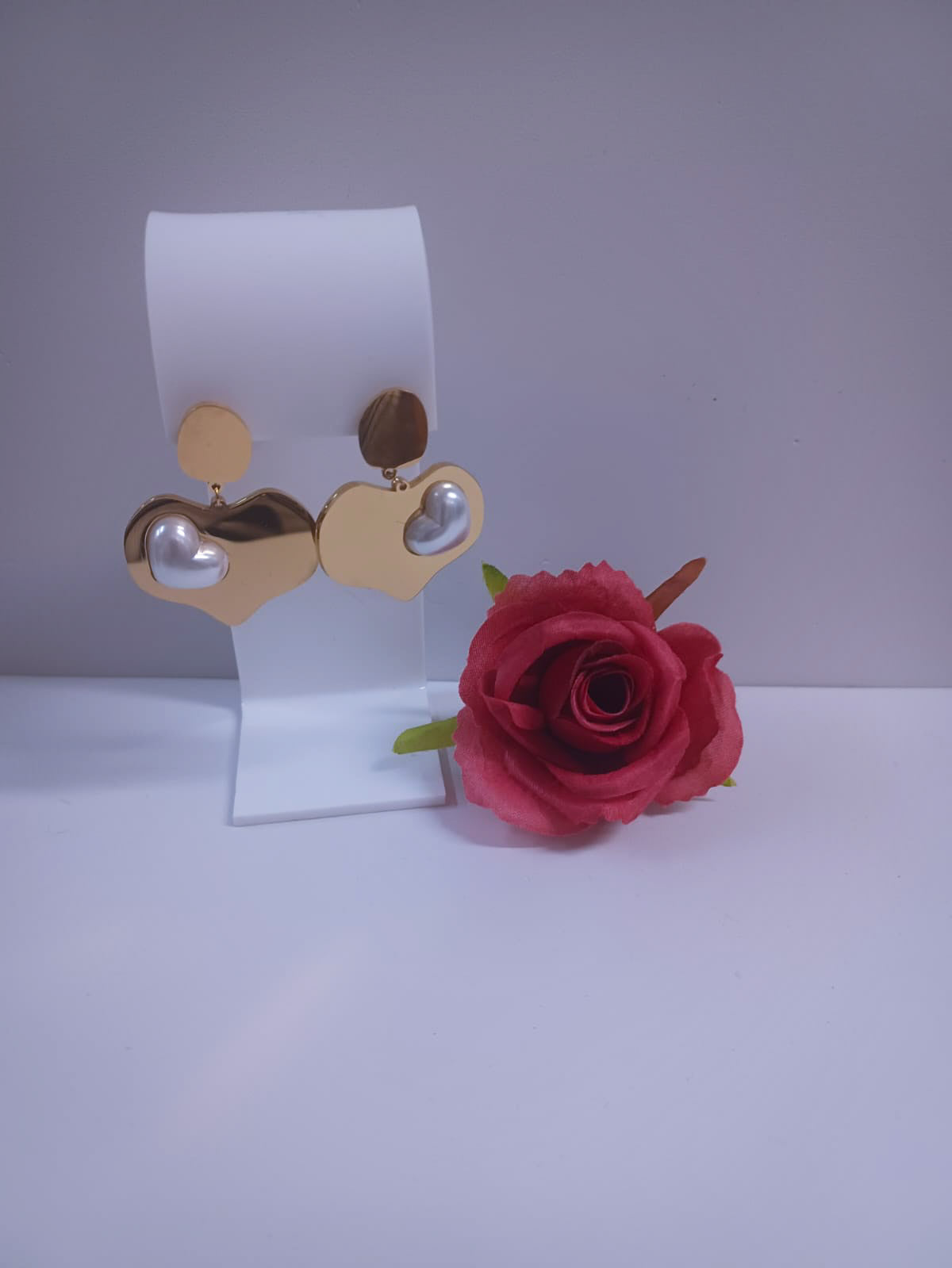 Arete en Stainles Steel de coraxon y perla  en diseño de  corazón