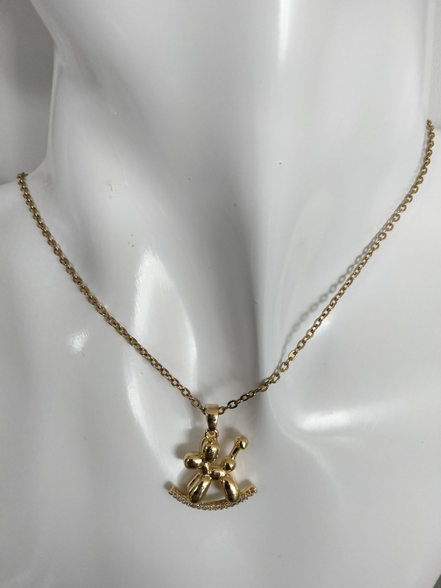 Collar en gold plate con pendant de perrito de globo