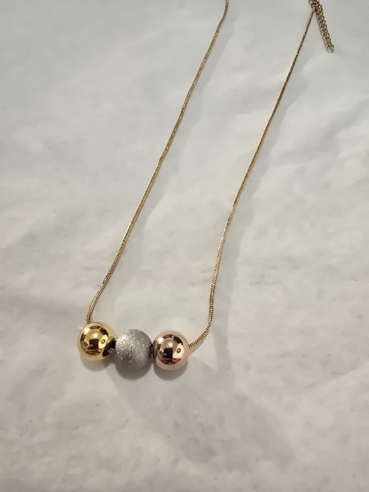 Collar en tres todos pendant de bolitas