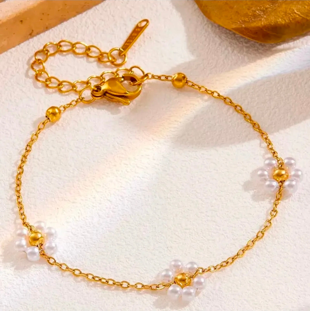 Pulseras doradas con flores en perlitas