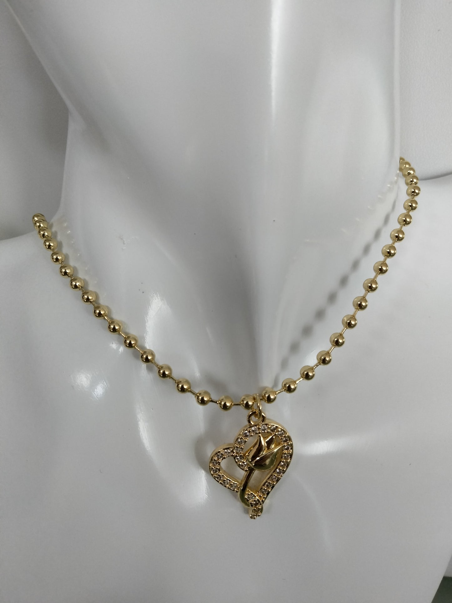 Collar en Gold plate pendant de Corazón y rosas