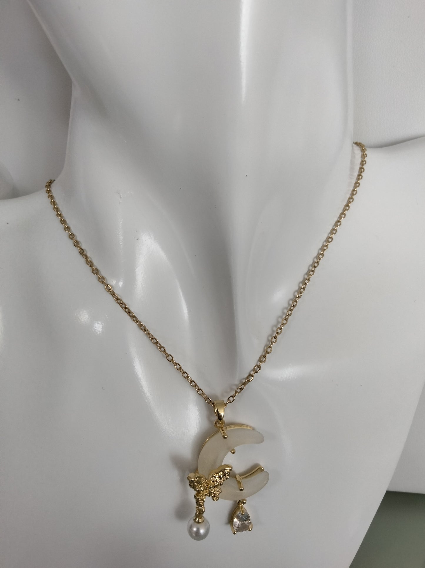 Collar en Gold plate pendant de luna y mariposas