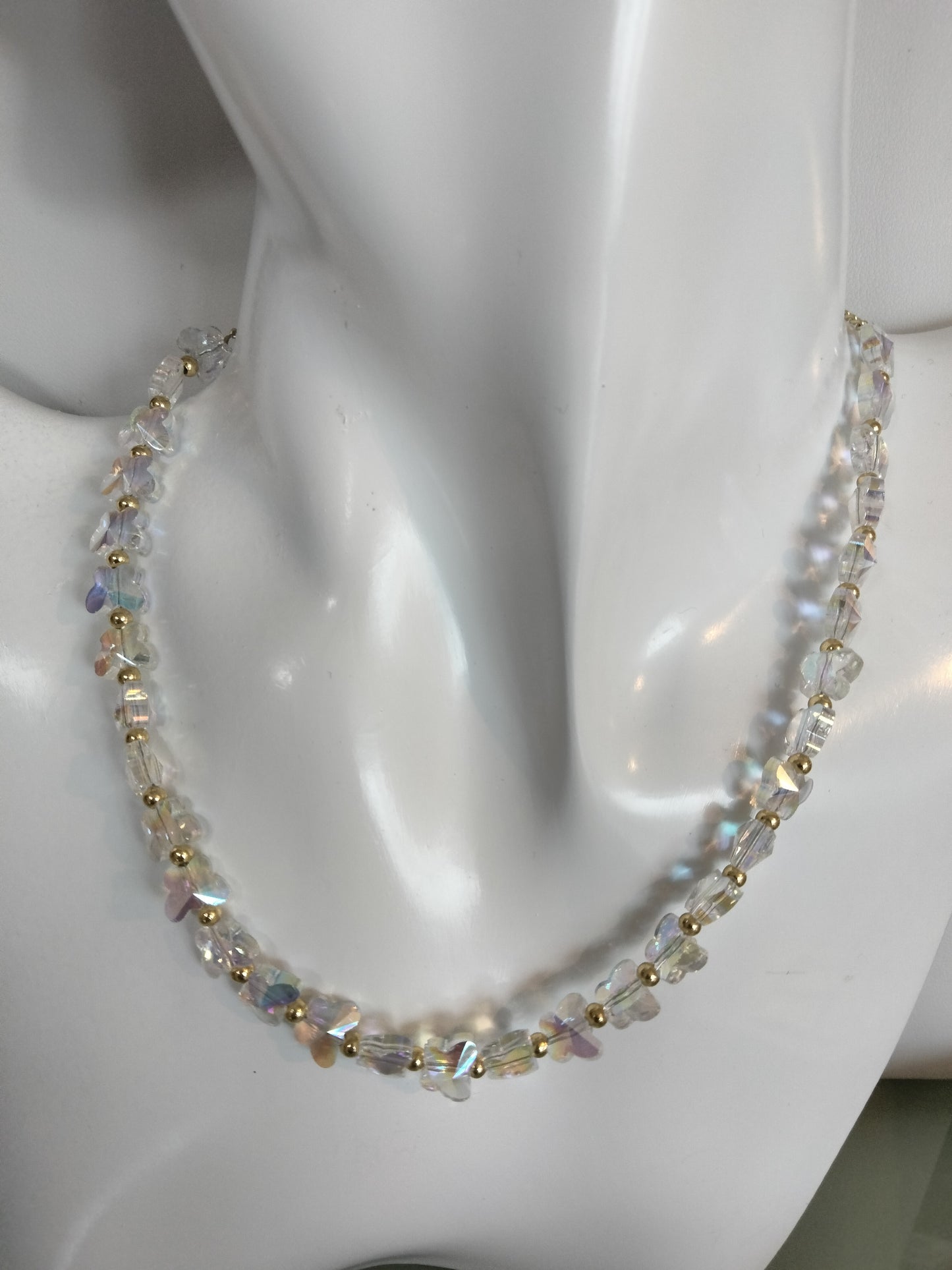 Collar cristal cortados con formas de Mariposa y bolitas en gold plate