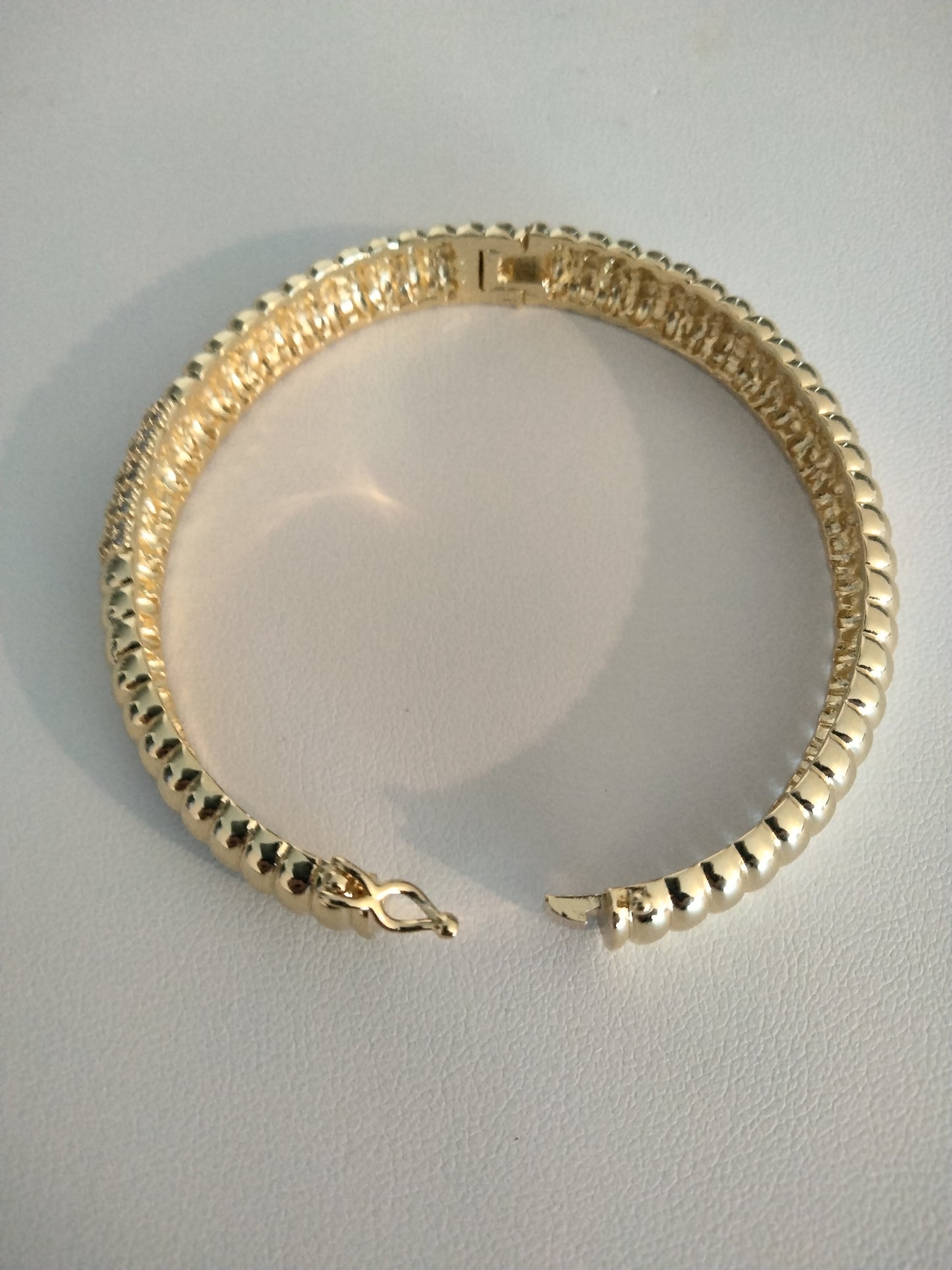 Pulsera gold plate con cierre y rhinestone