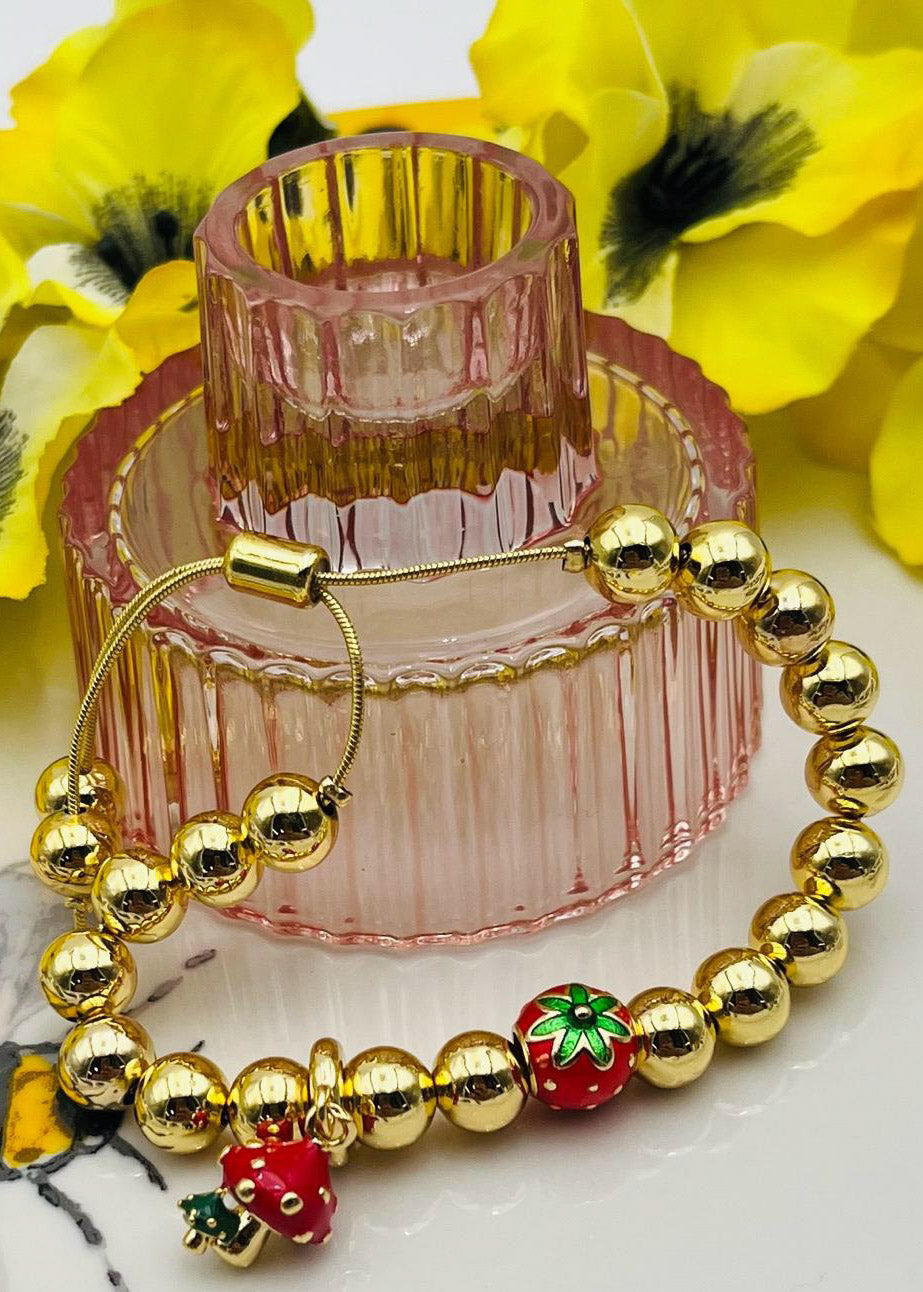 Pulsera de charm de Strawberry en color dorada y cierre deslizante