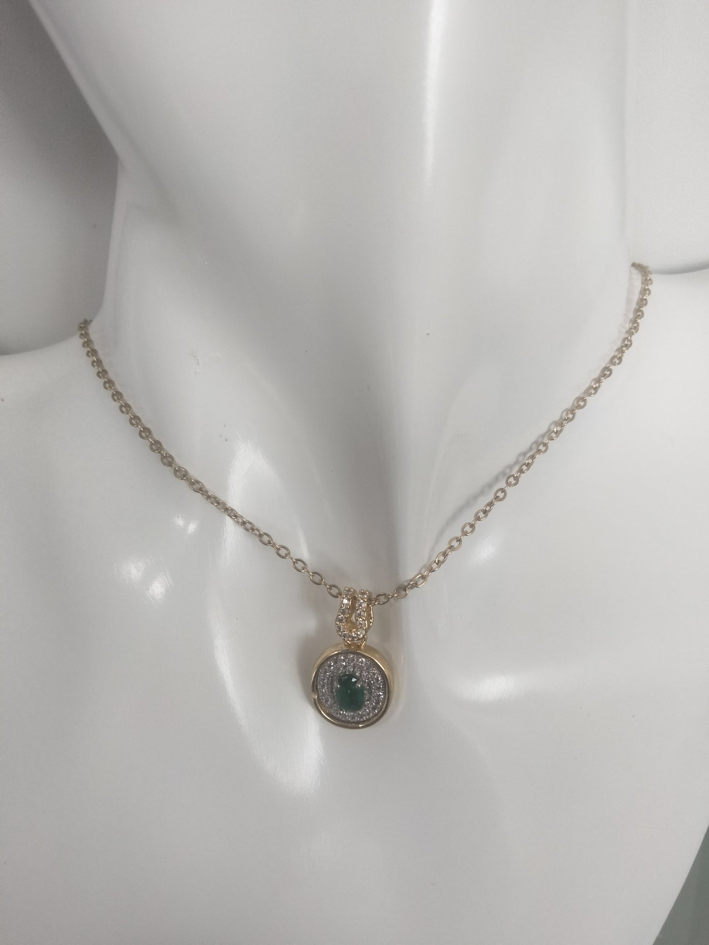 Collar gold plate con colgante en Cristal verde