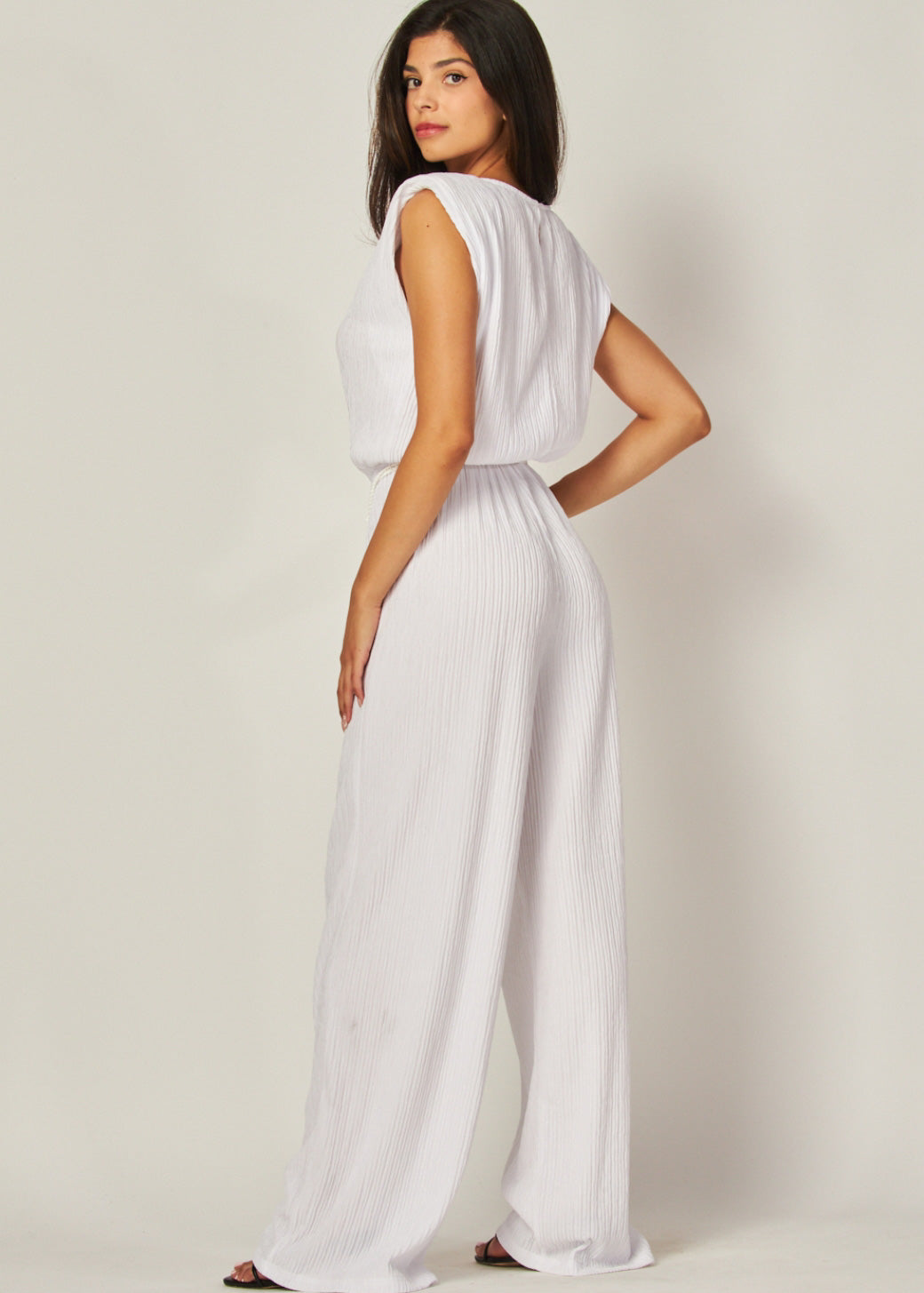 Iris Crinkled Plisse Belt Tie Jumpsuit with Shoulder Pads| Color Blanco