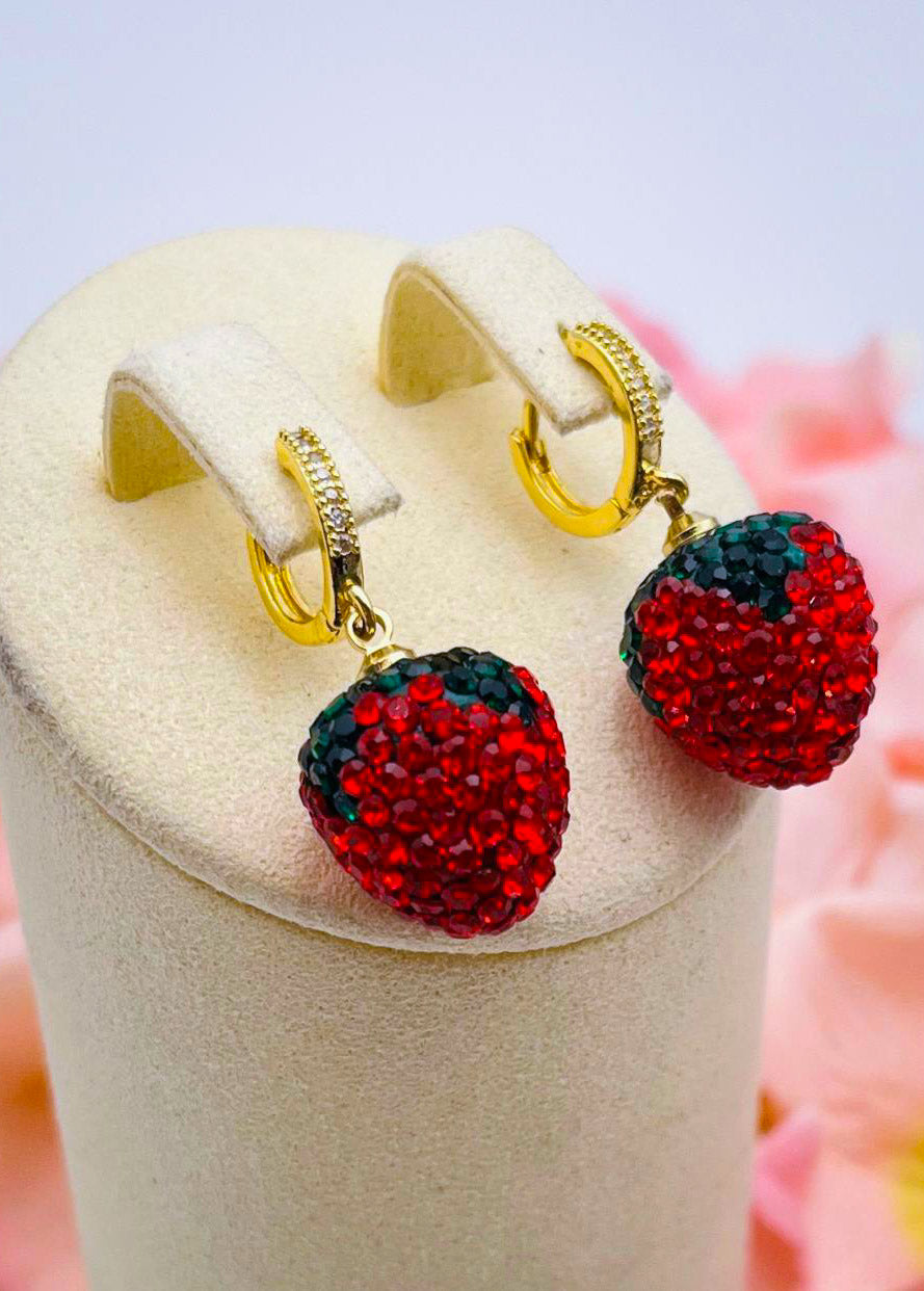 Aretes de Strawberry coronados de Rhinestones en Gold Plate