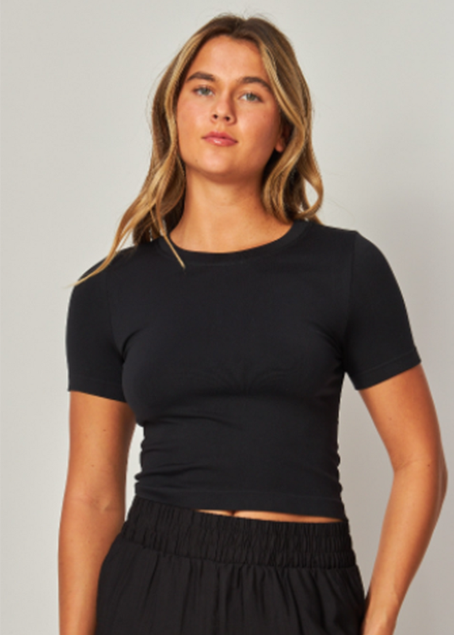 Crew-neck Crop Top | Ultra-stretch Seamless | Black