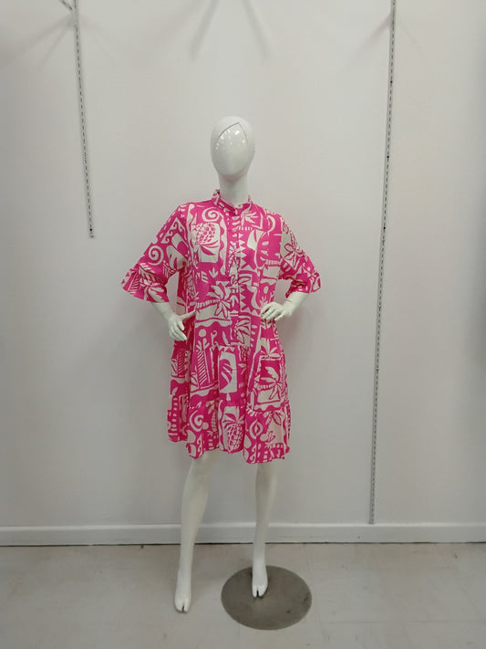 Traje rosa con flores