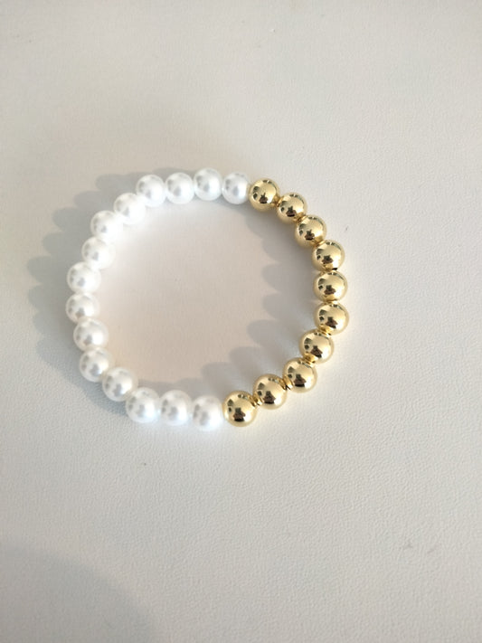 Pulsera con perlas de gold plate y perlas blancas