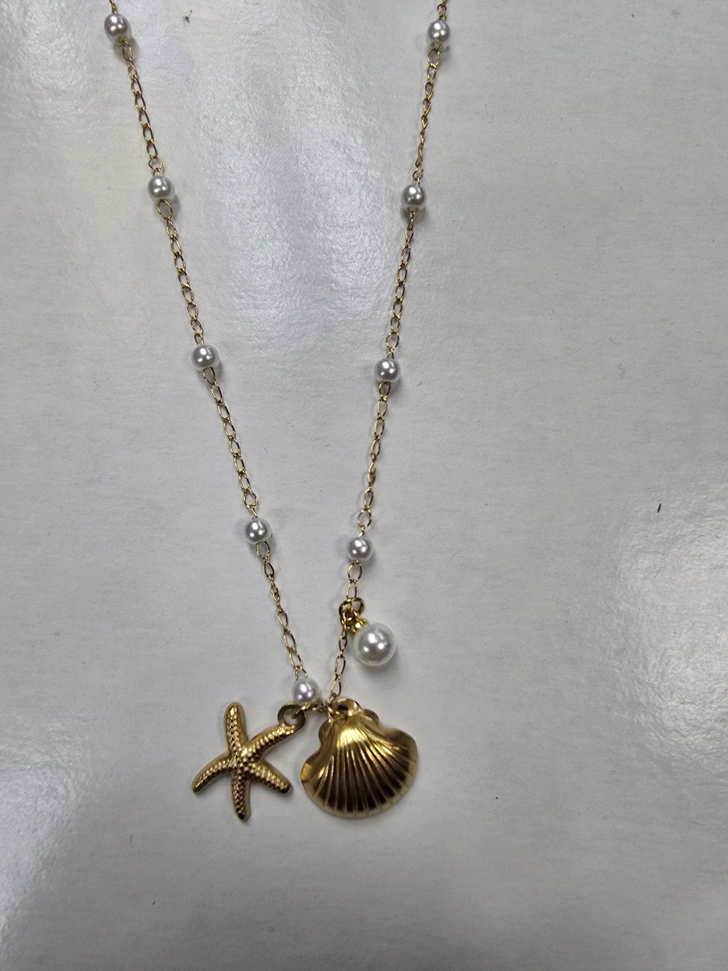 Collar con pendant de conchas y estrellas de mar
