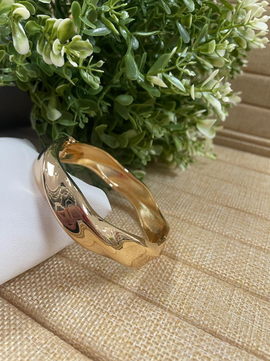 Pulsera fina con diseños en forma de ola