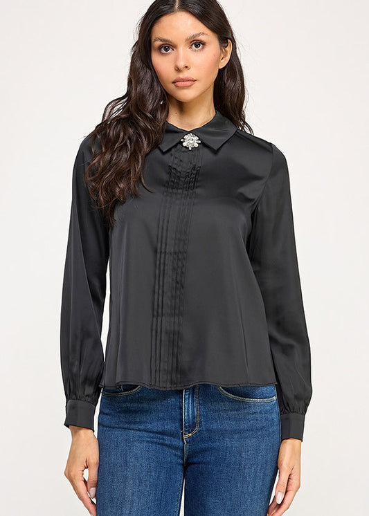 BROOCH WITH CENTER PLEATED DETAIL LONG SLEEVE BLOUSE | COLOR NEGRO