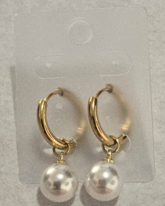 Arete con perla colgante