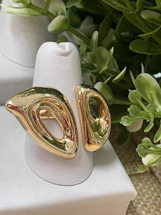 Sortija enforma de ovalo dorada