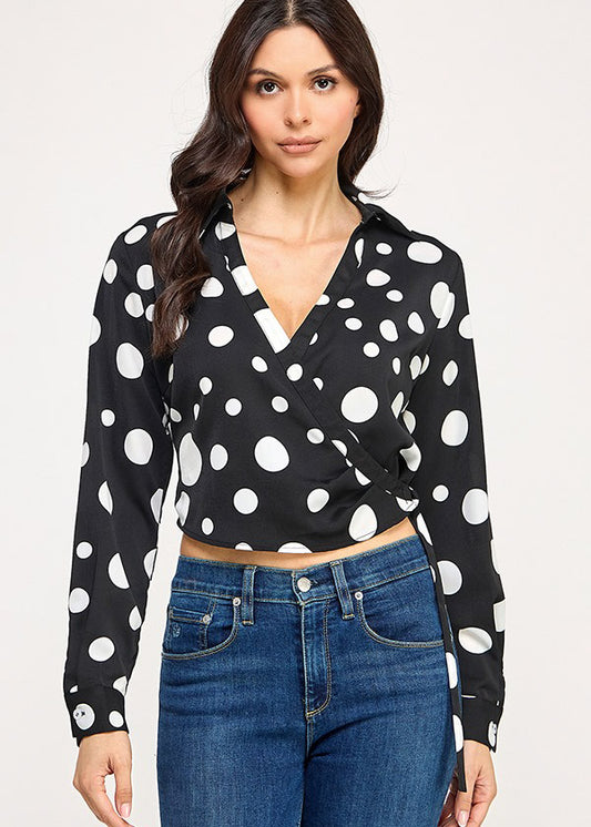 PRINTED LSLV SURPLICE TOP W/ BUCKLE DETAIL | Negro
