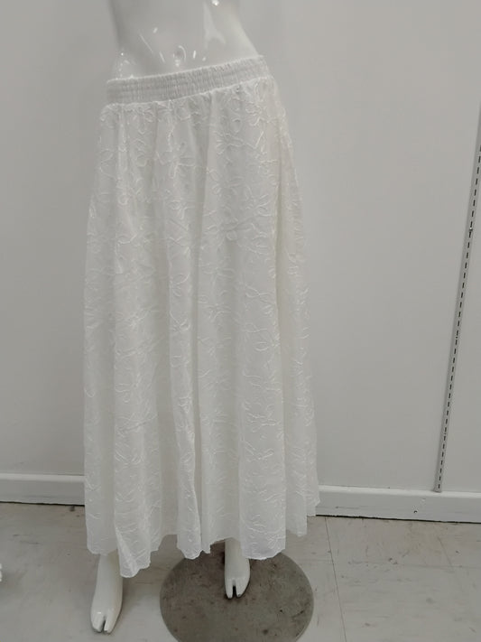 Falda blanca de flores bordadas