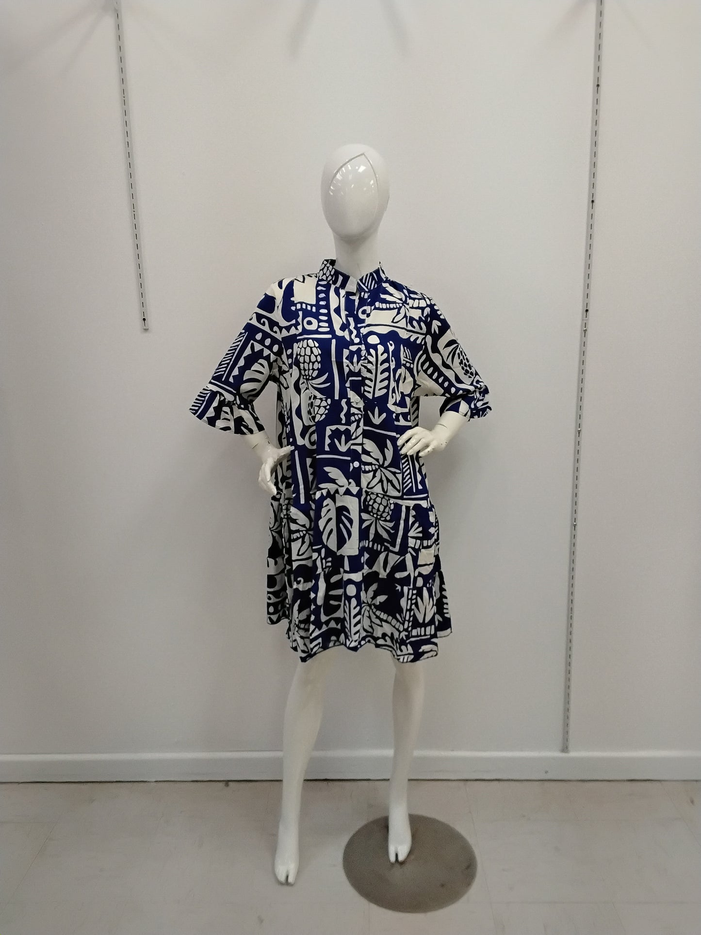 Traje azul marino con flores