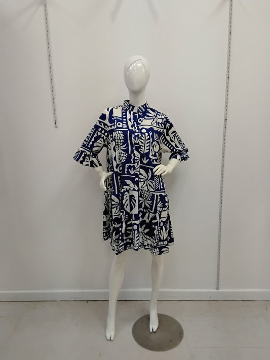 Traje azul marino con flores