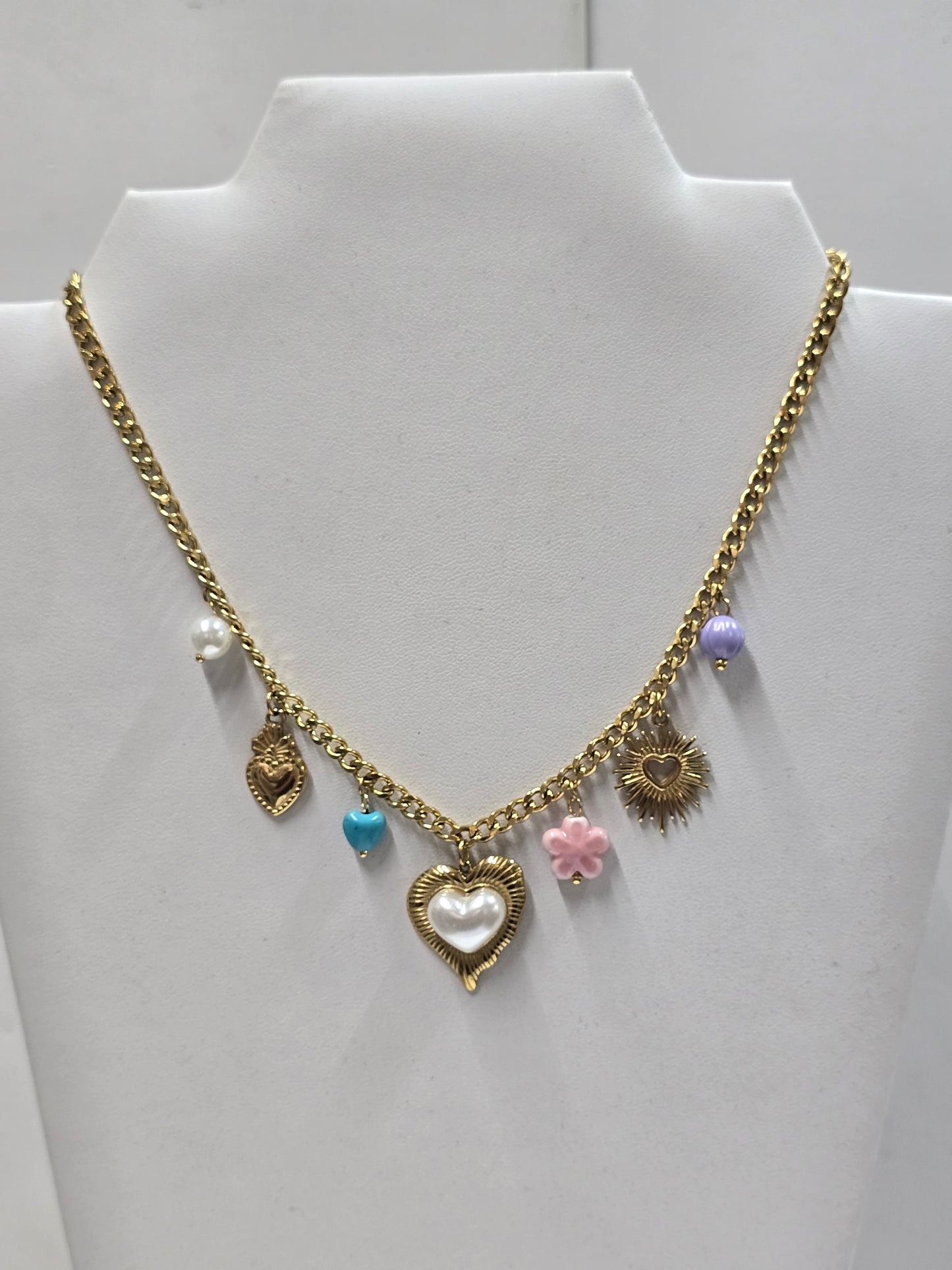 Collar con chams y colgantes
