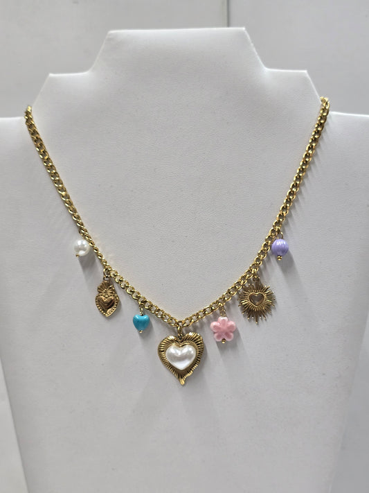 Collar con chams y colgantes