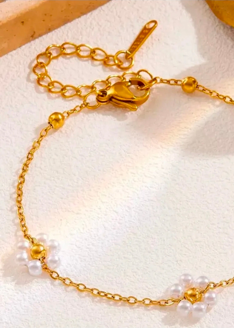 Pulseras doradas con flores en perlitas
