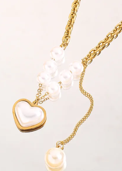 Collar con charm de corazol y perlas