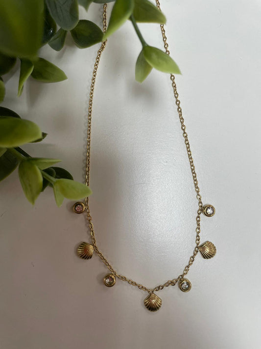 Collar de conchas pequeñas dorado