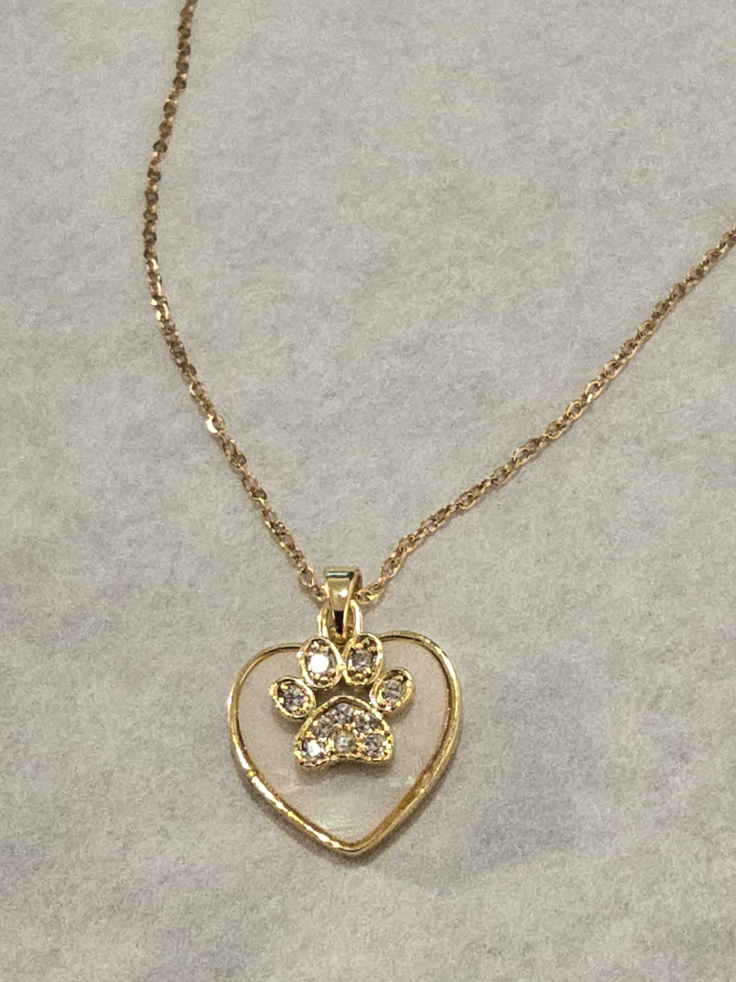 Collar de corazón con nácar, y patitas de perrito
