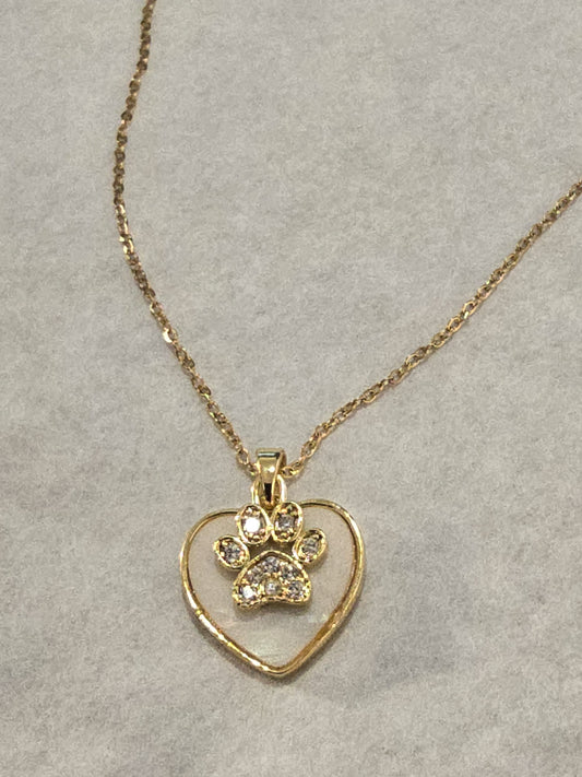 Collar de corazón con nácar, y patitas de perrito