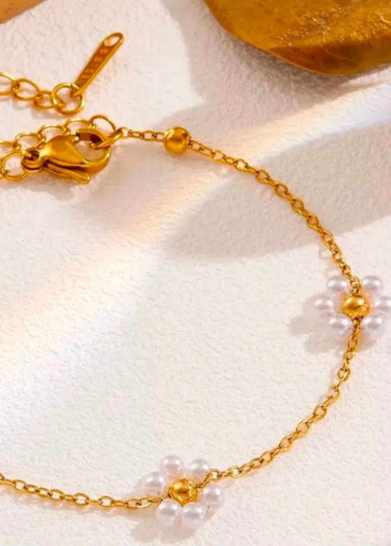 Pulseras doradas con flores en perlitas
