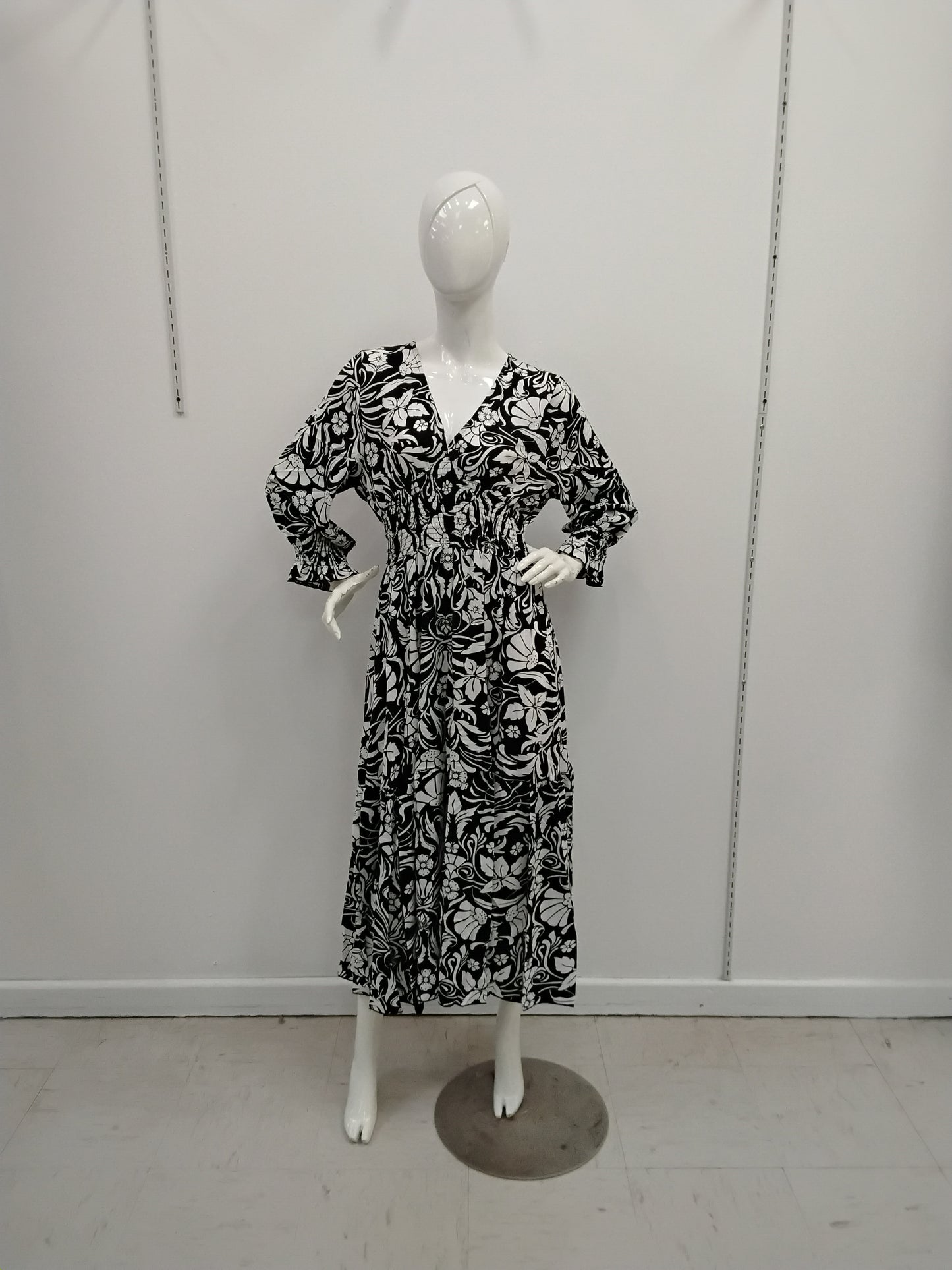 Traje negro de flores blancas