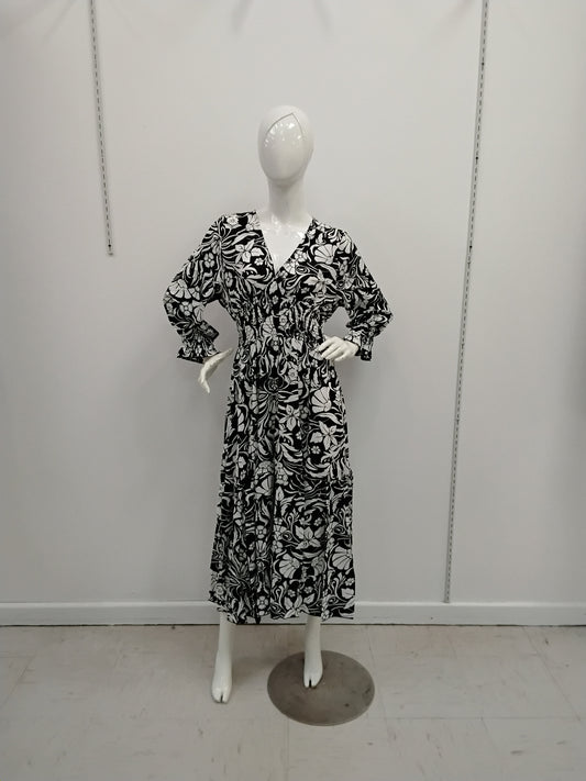 Traje negro de flores blancas