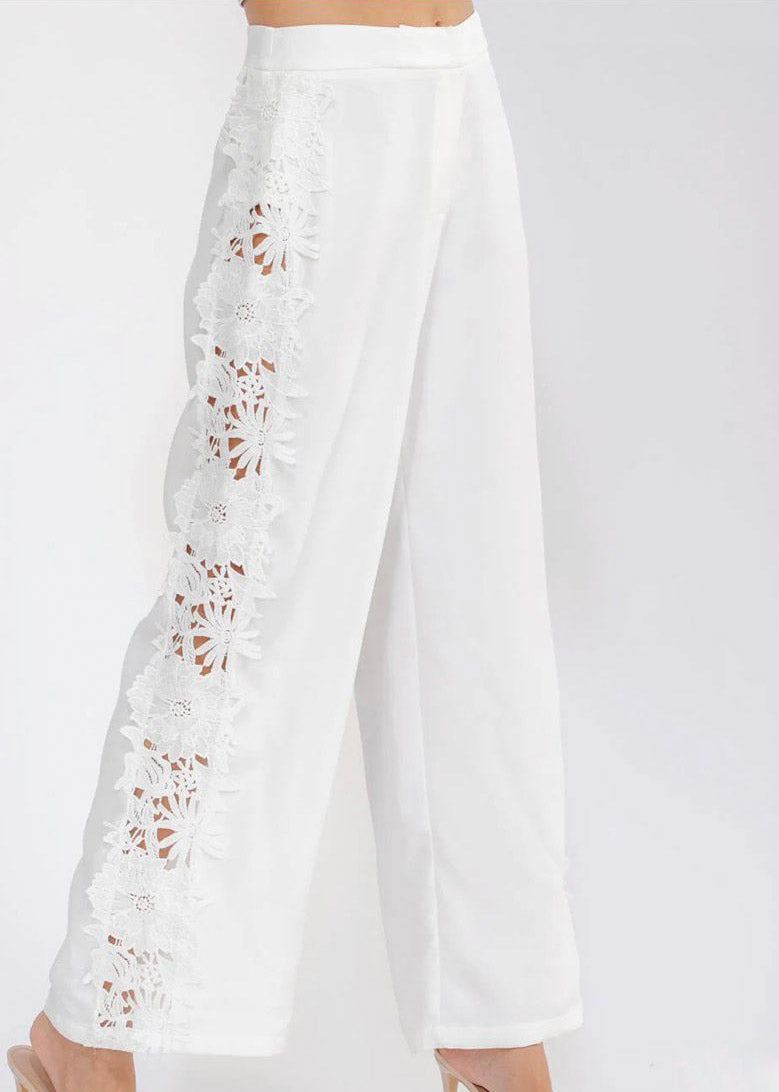 WOMEN'S BUTTON CLOSURE
SIDE CROCHET DETAILED
STRAIGHT LEG PANTS