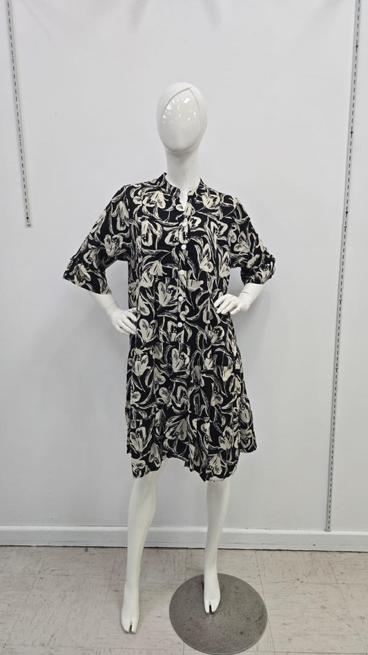 Traje negro de flores crema