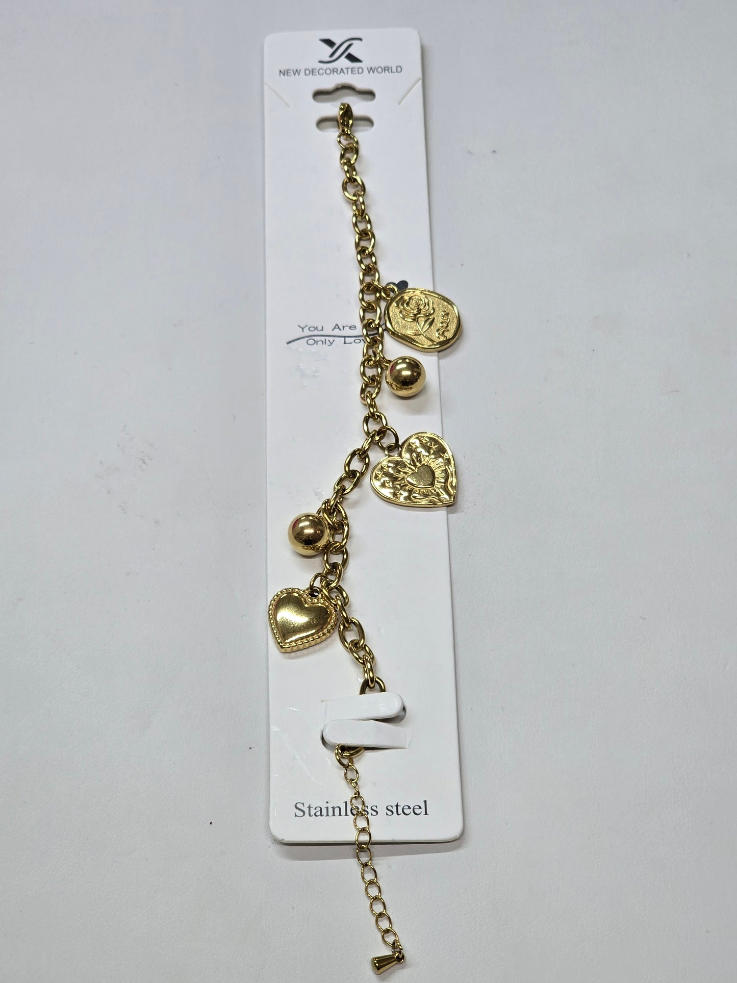 Pulsera dorada con charms de Corazón