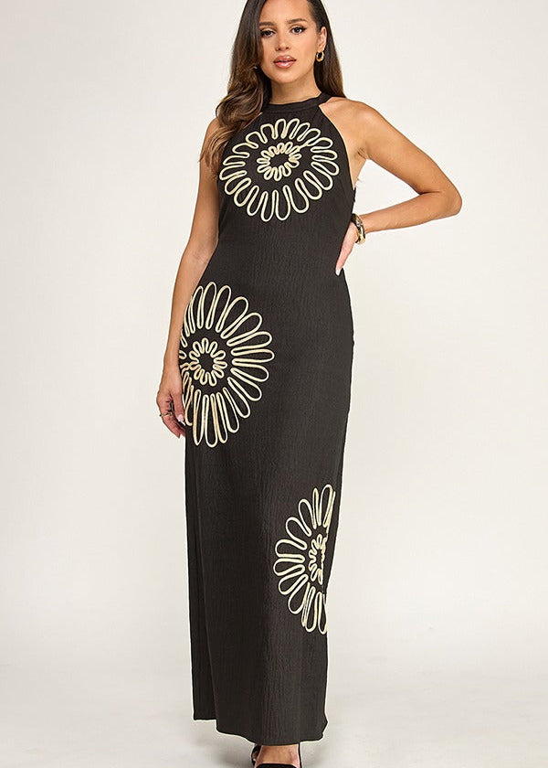COLOR NEGRO | HALTER NECK CONTRAST FLOWER EMBO DETAIL MAXI DRESS