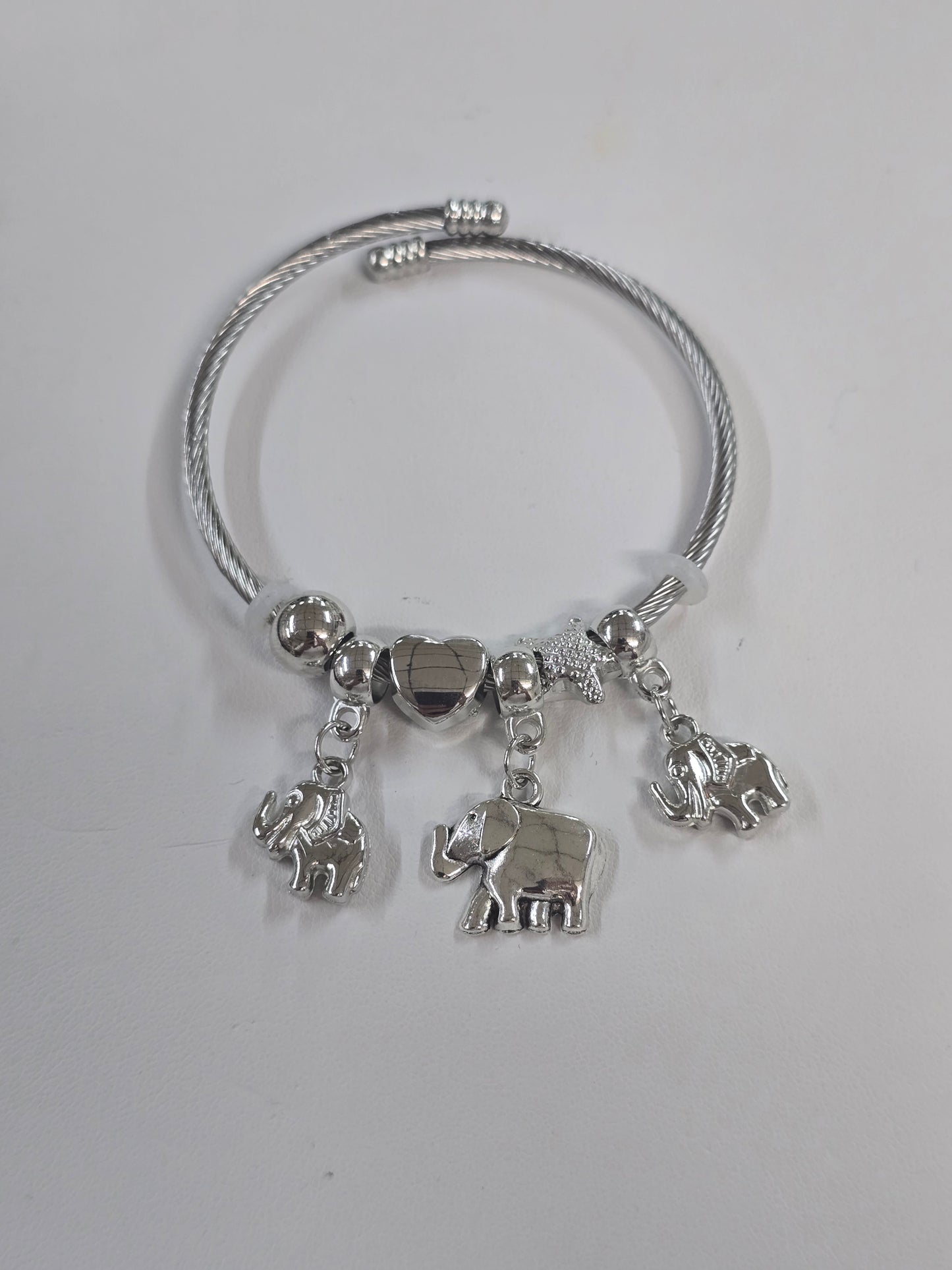 Pulsera con dijes de elefante y estrellas de mar